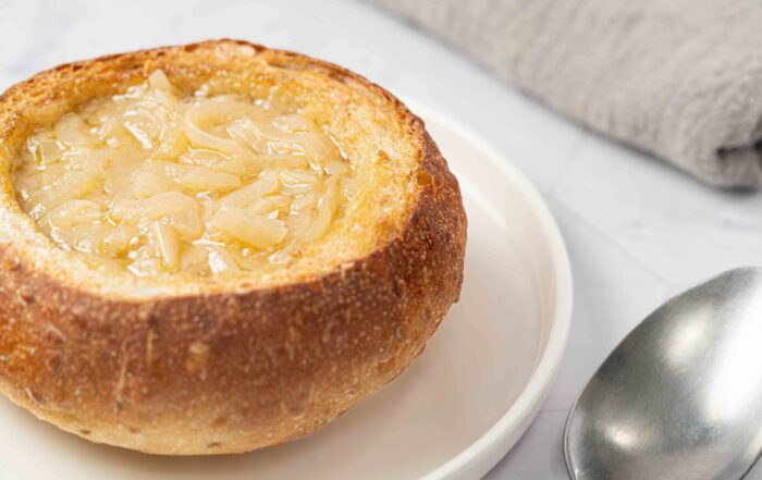 zuppa di cipolle in pagnotta pane
